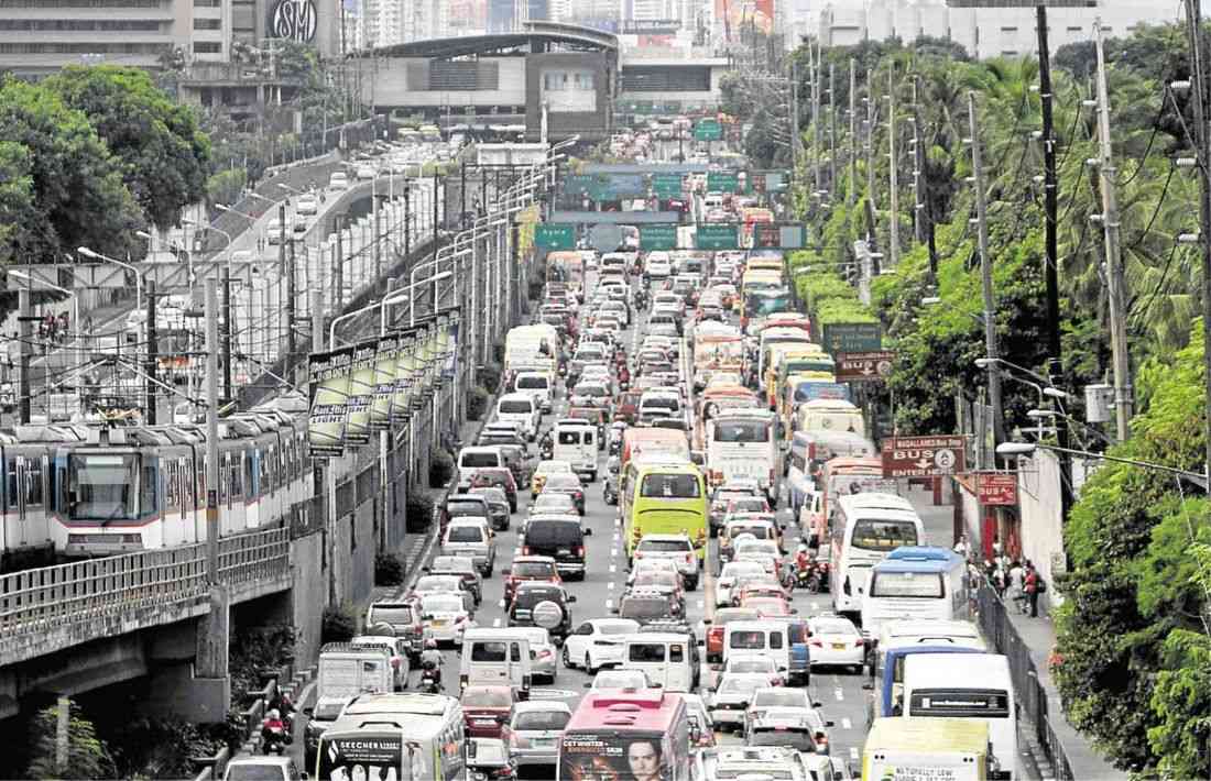 Number of vehicles passing through EDSA hits 400,000; ‘record-breaking,’ says MMDA