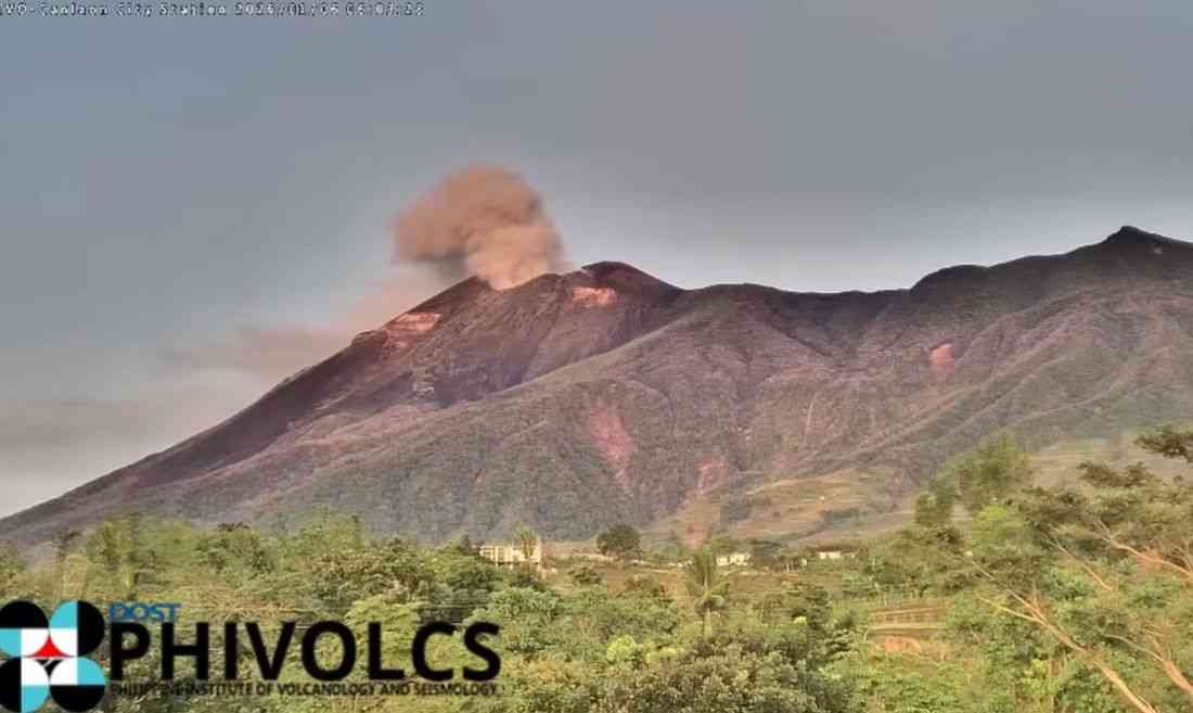 Kanlaon Volcano spews ash; Alert level 2 still up