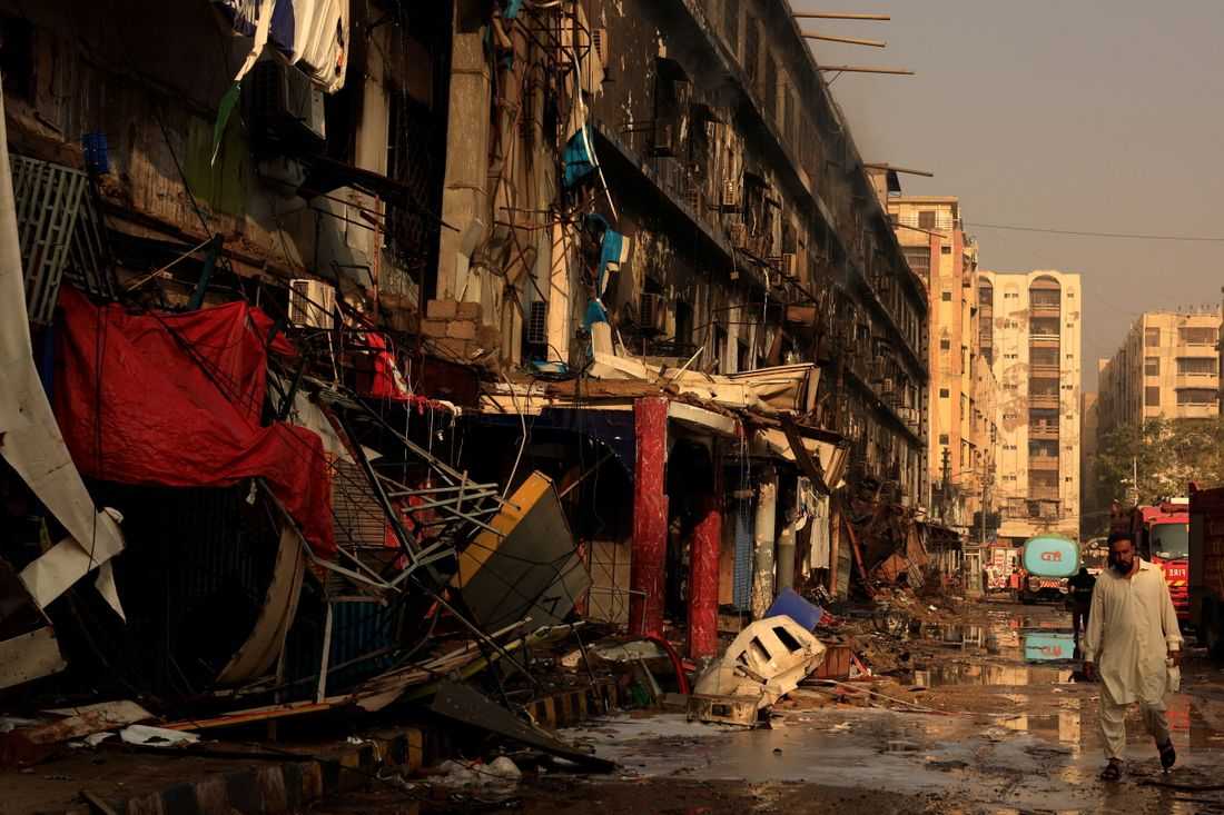 Death toll in Karachi mall fire climbs to around 50, official says