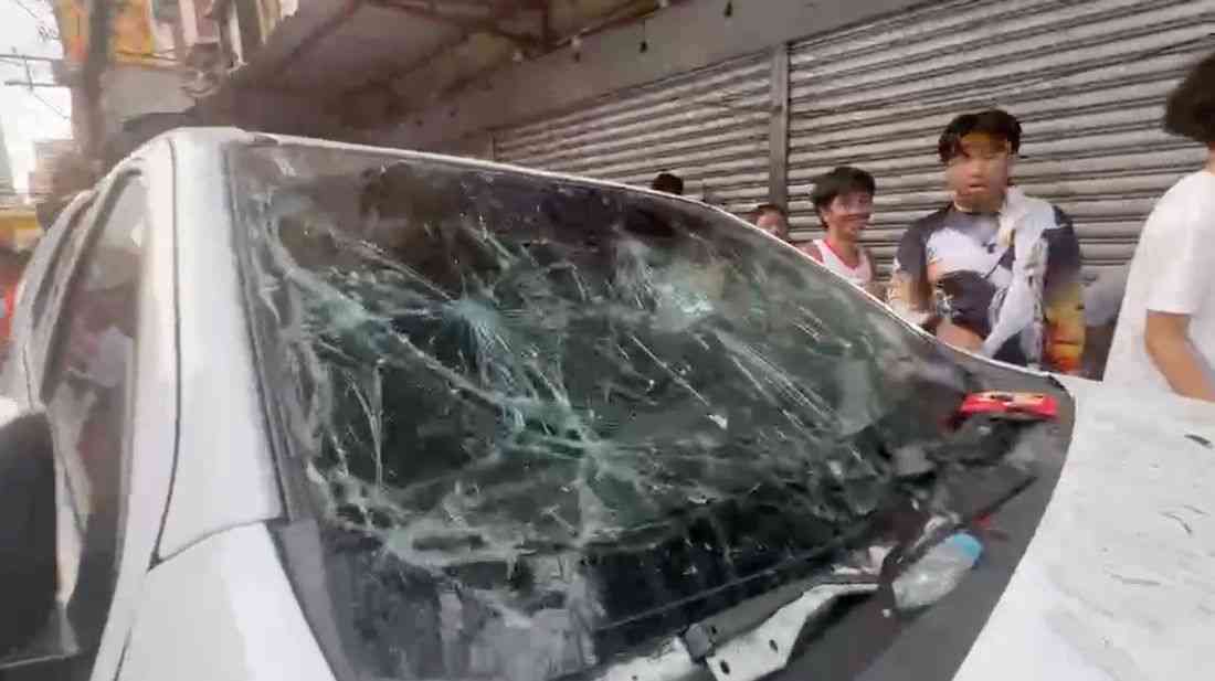 Media crew cab's windshield, roof wrecked amid tight crowds during Traslacion