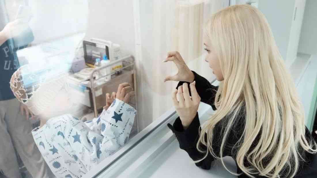 BLACKPINK’s Rosé spends Christmas with hospitalized children