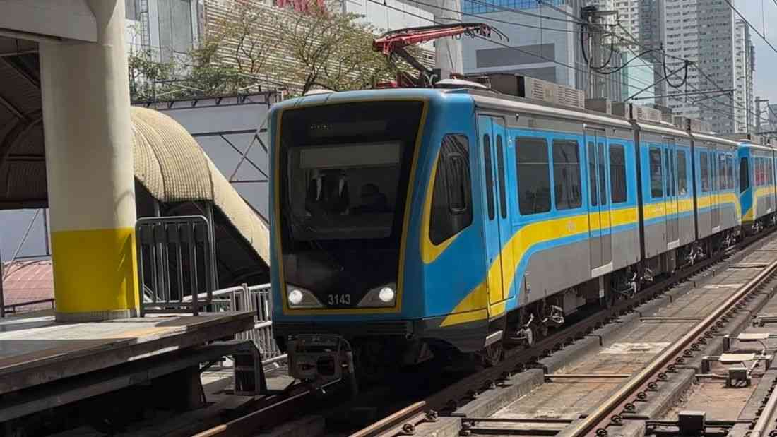 DOTr MRT-3 apologizes after staff holding tarpaulin warnings draws backlash