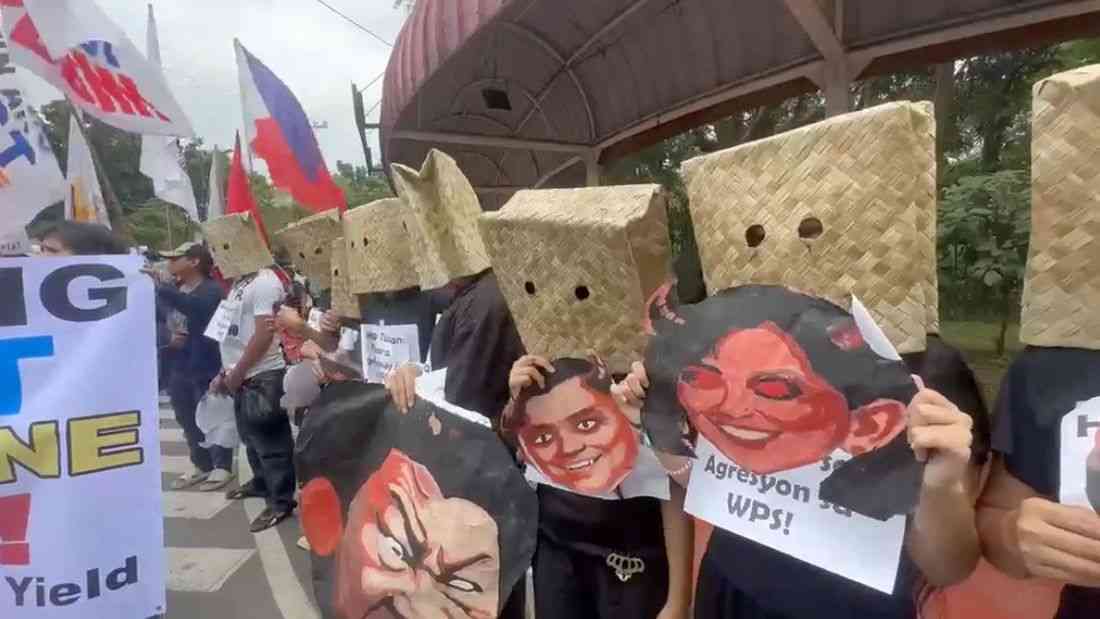 Over 200 protesters condemn senators backing China’s claims over PH territories