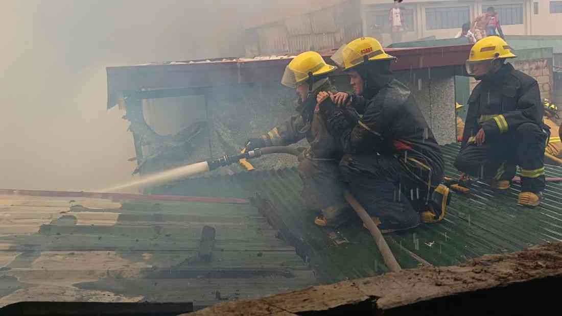 Fire strikes residential area in Malabon City, PRC provides assistance