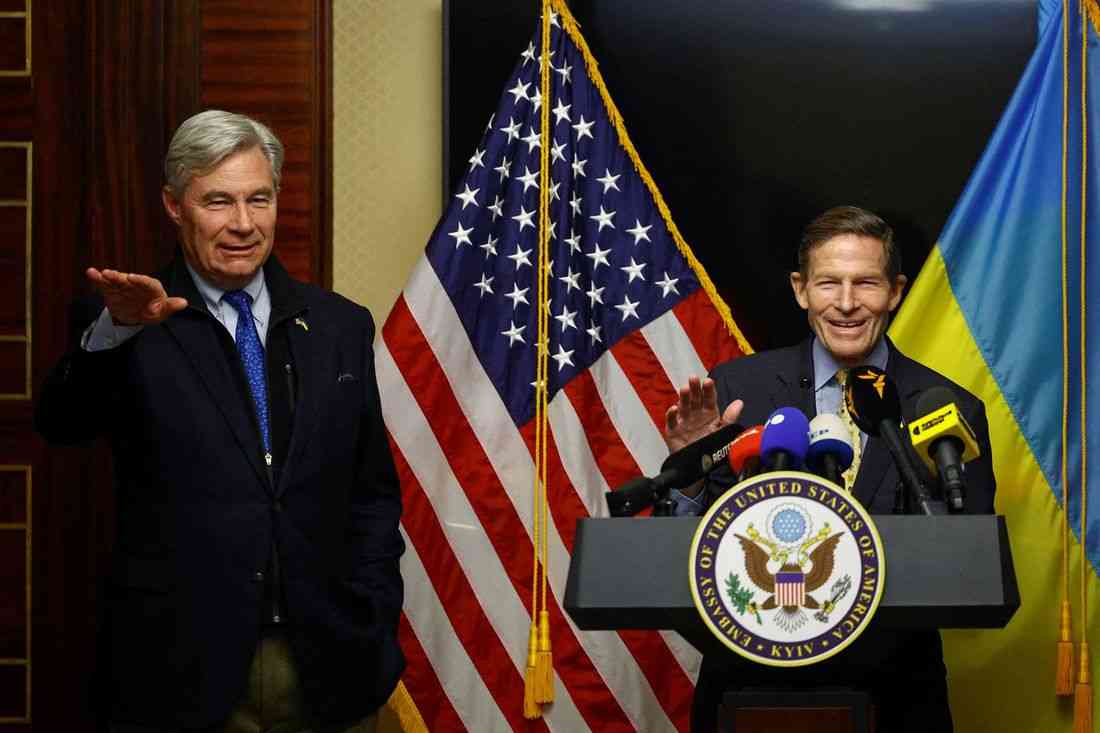 US senators in Ukraine call for pressure on Russia, not just talks