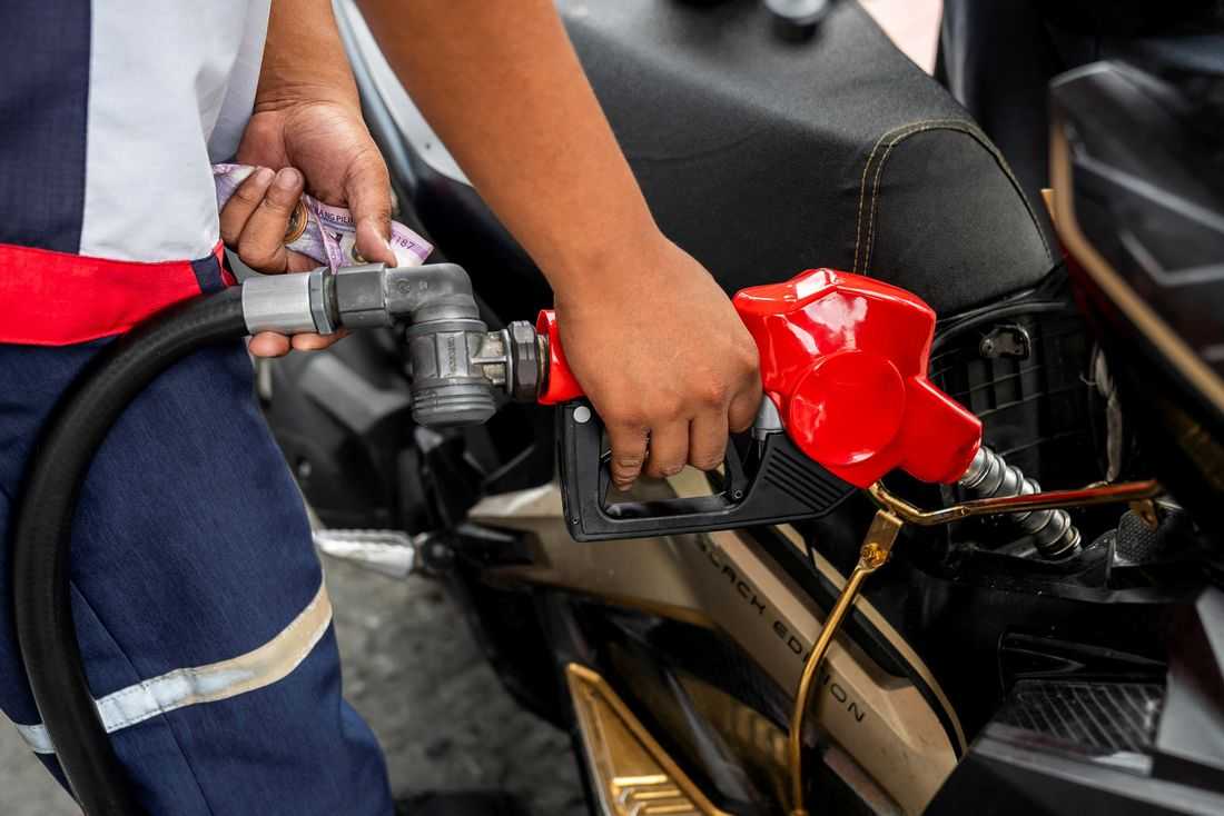 Oil soars then retreats, gold drops as Iran war jolts global commodity markets