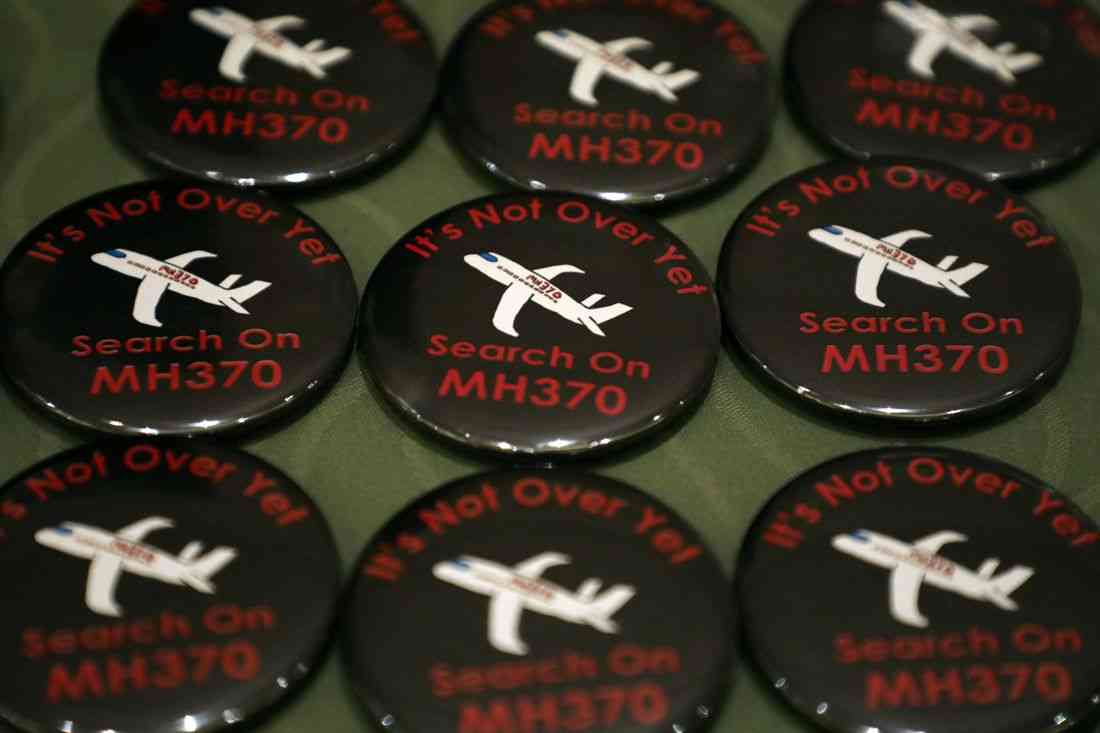 Families of flight MH370 passengers urge Malaysia to extend search