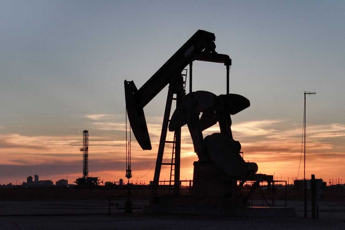 Oil falls over 6% as Trump predicts Middle East de-escalation