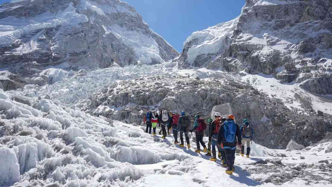 Nepal says crevasse delays opening of Everest climbing route