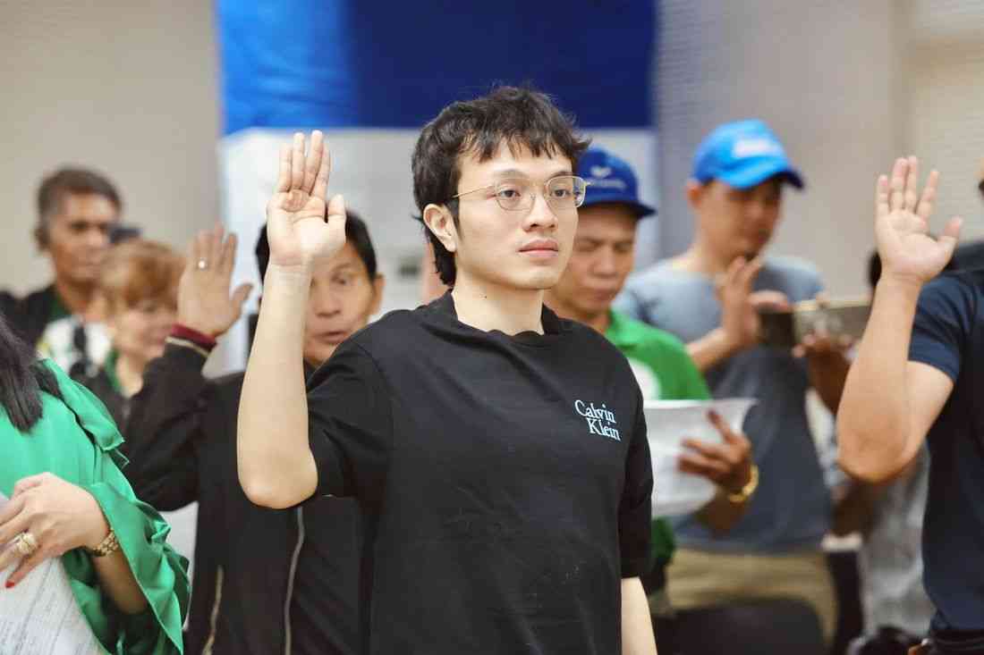 Kiko Barzaga takes oath as new PDP-Laban member