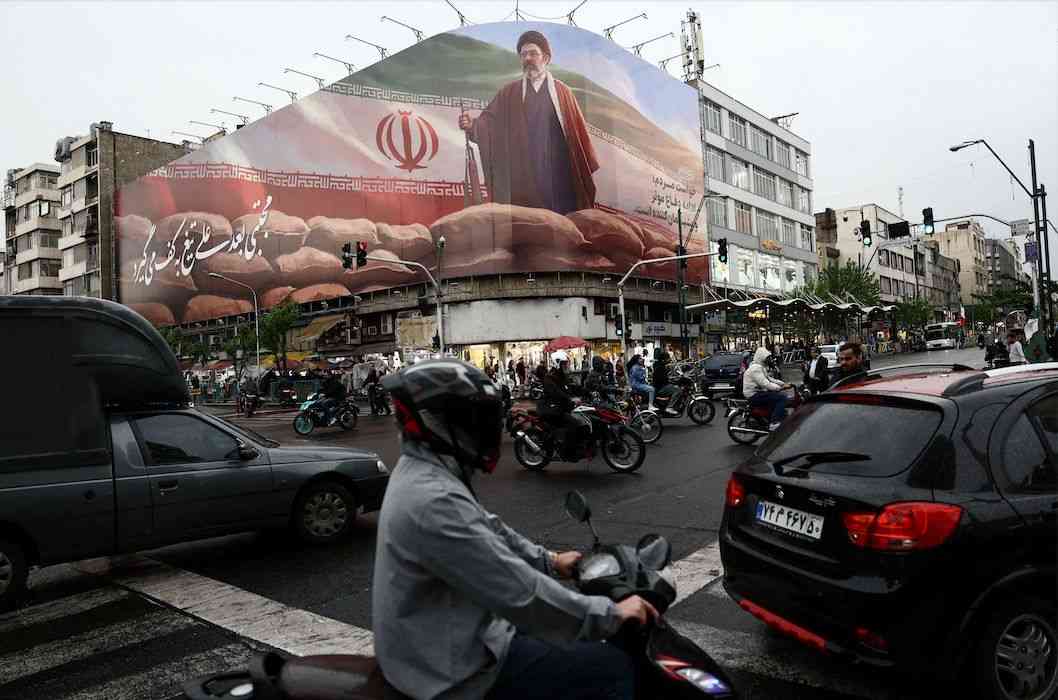 Trump holds talks on prolonged Iran blockade, urges Tehran to reach a deal