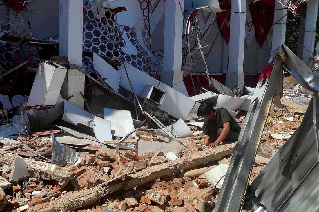 Indonesia earthquake damages buildings, but tsunami alerts have been lifted