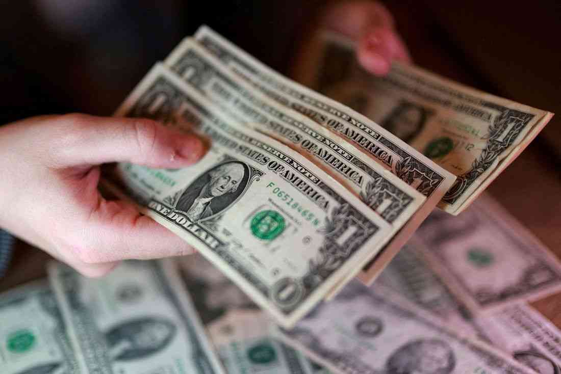 Dollar firms on hawkish Fed bets, oil rebound; yen near 40-year low