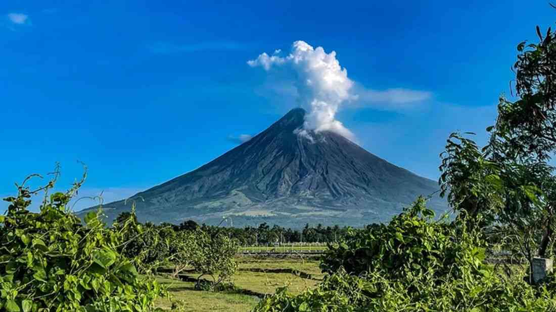 Mayon stays on Alert Level 3 as lava flows, quakes persist