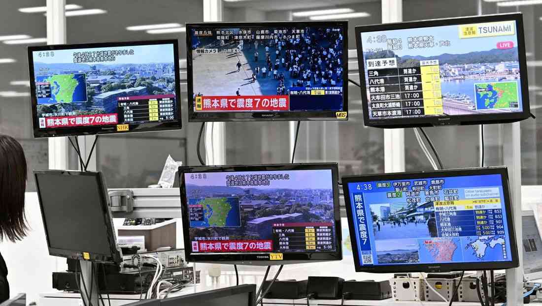 Major quake in southern Japan knocks out power, disrupts transport