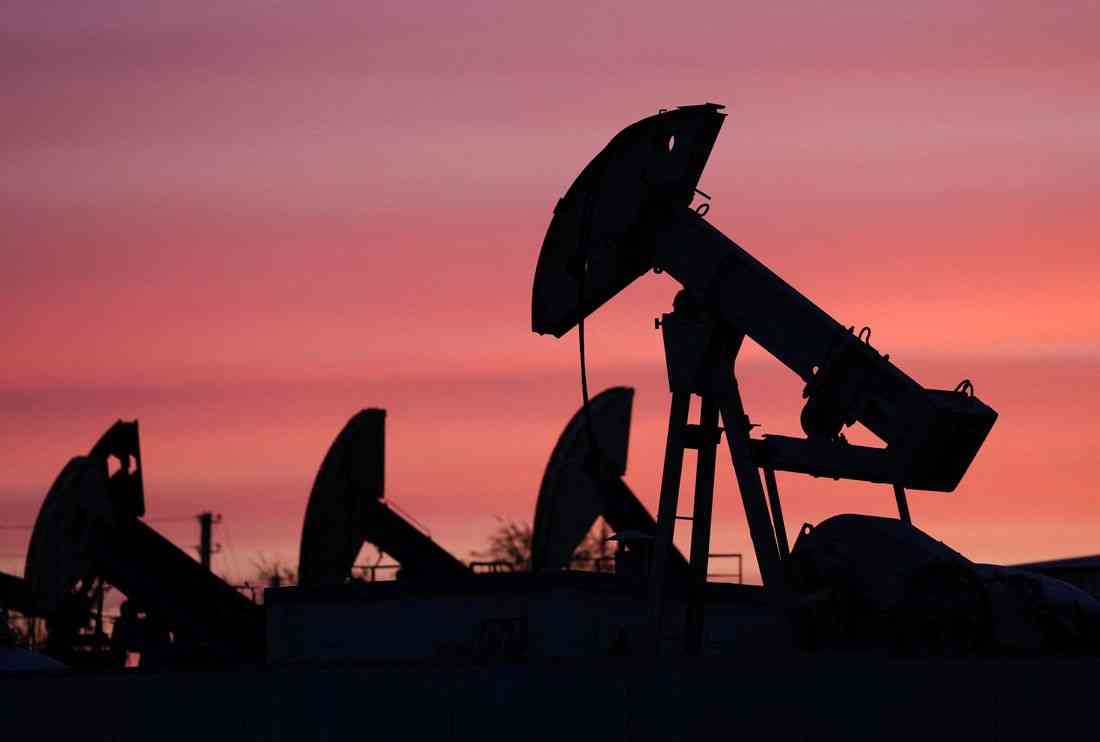 Oil climbs to one-month high as US, Iran step up attacks in Strait of Hormuz