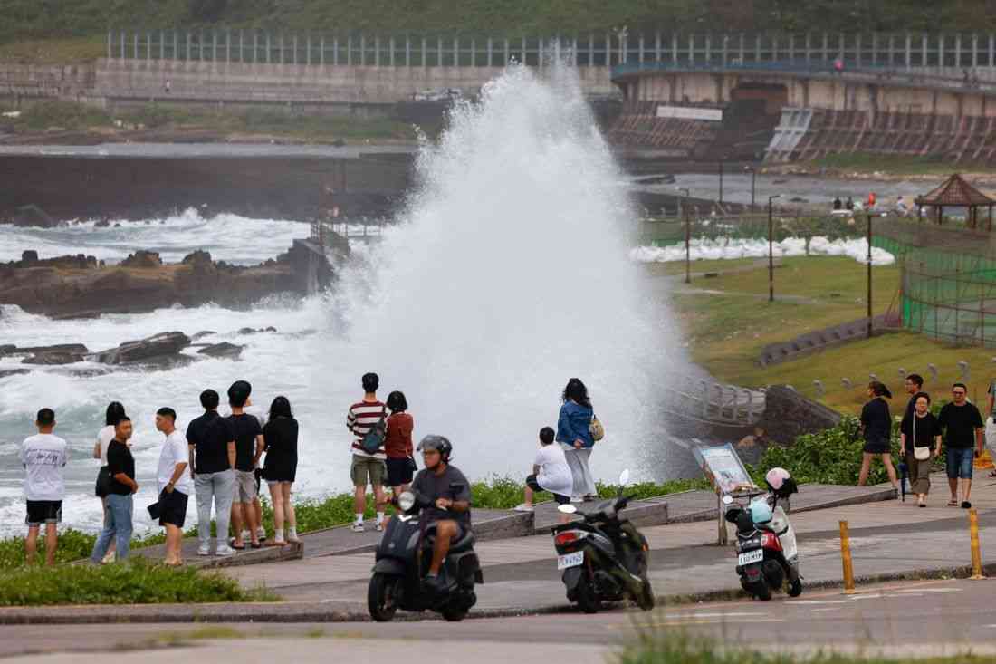 Thousands evacuated as Taiwan shuts down for Typhoon Bavi