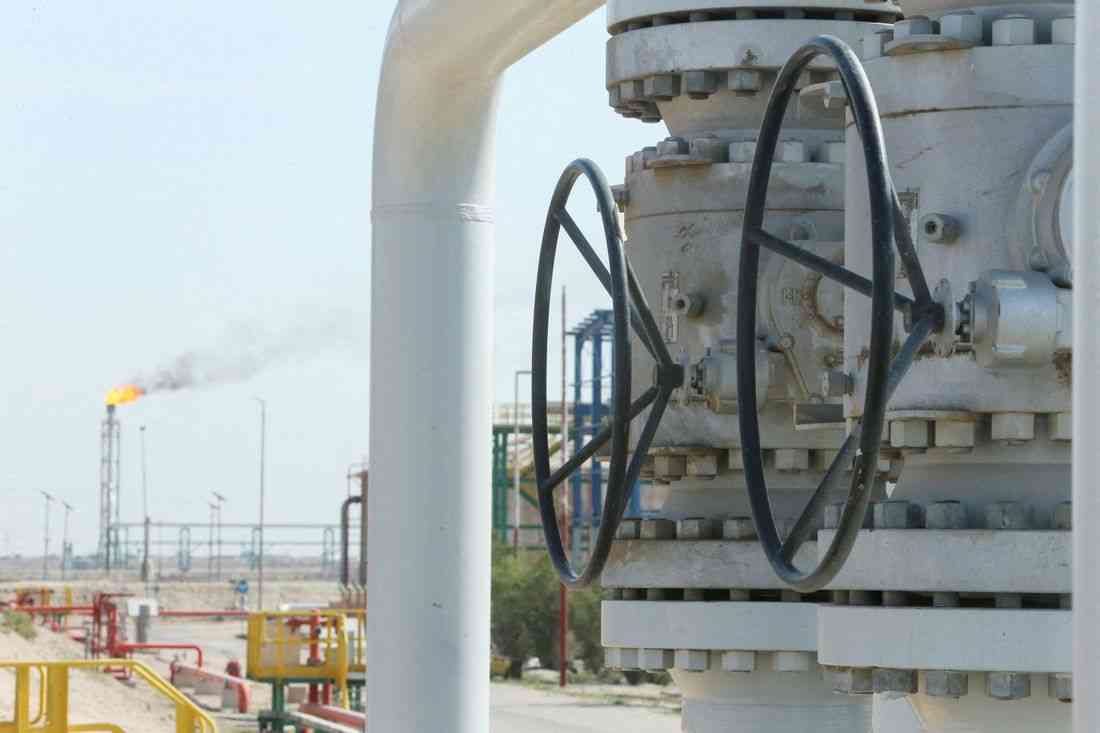 Oil jumps 3% after US, Iran escalate strikes in Mideast