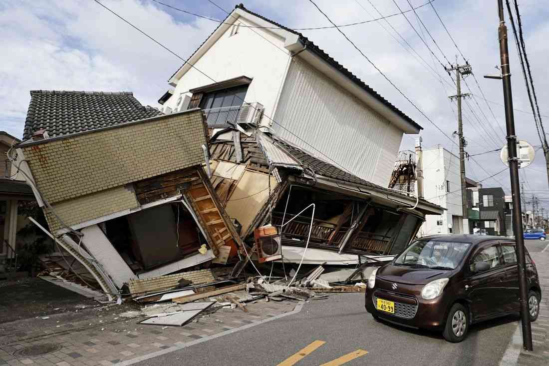 Japan quake toll rises to 13 as rescuers haul people from collapsed mall