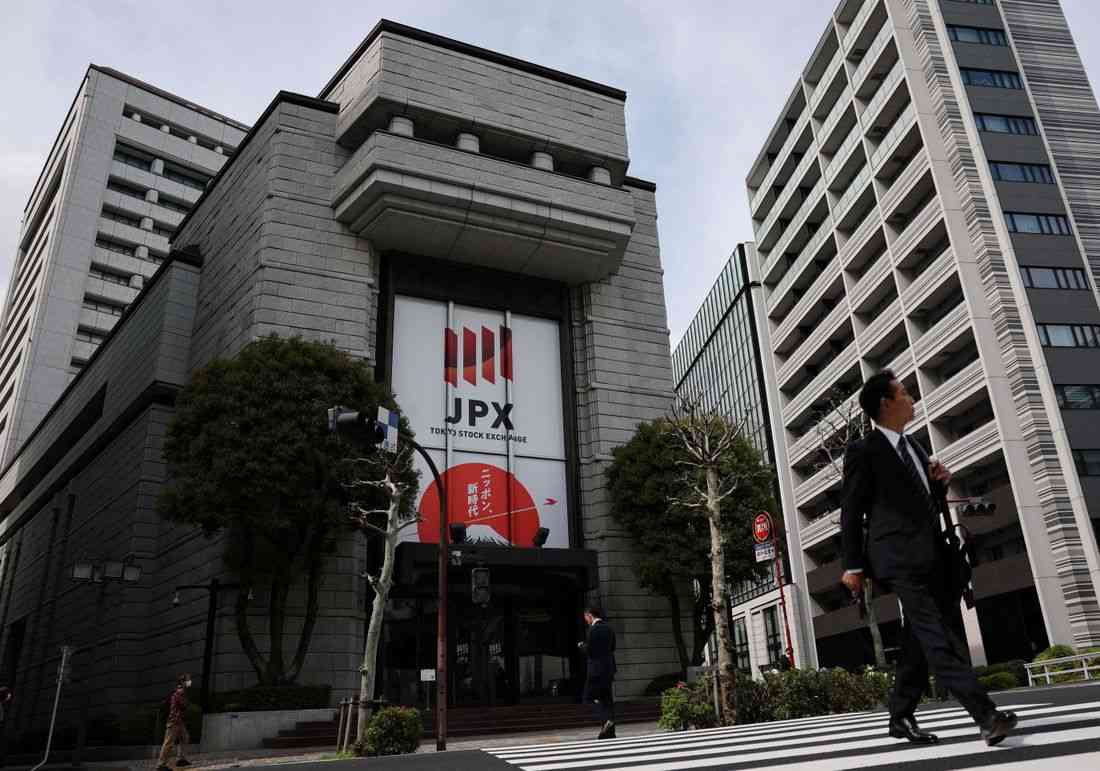Bonds shaky, oil eases off highs amid trade, peace talks