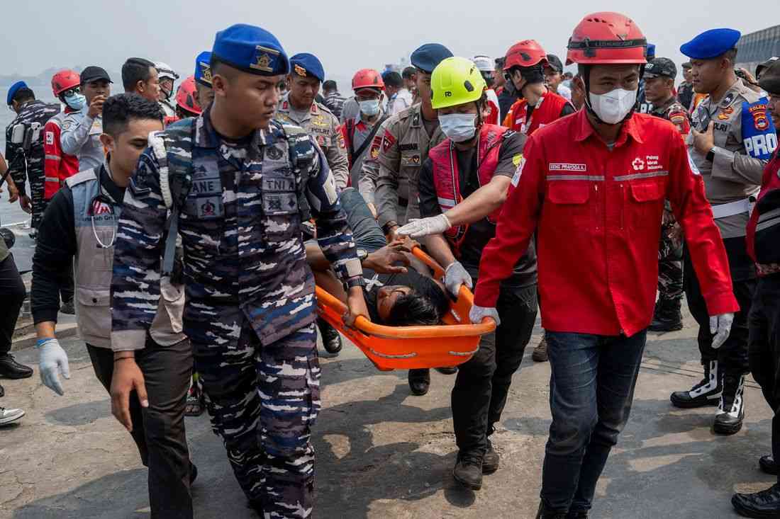 Indonesian divers face high-risk challenges to reach capsized ferry