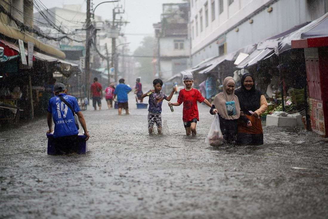 Thousands huddle in Bangkok shelters as Thai flood damages seen at $320 million