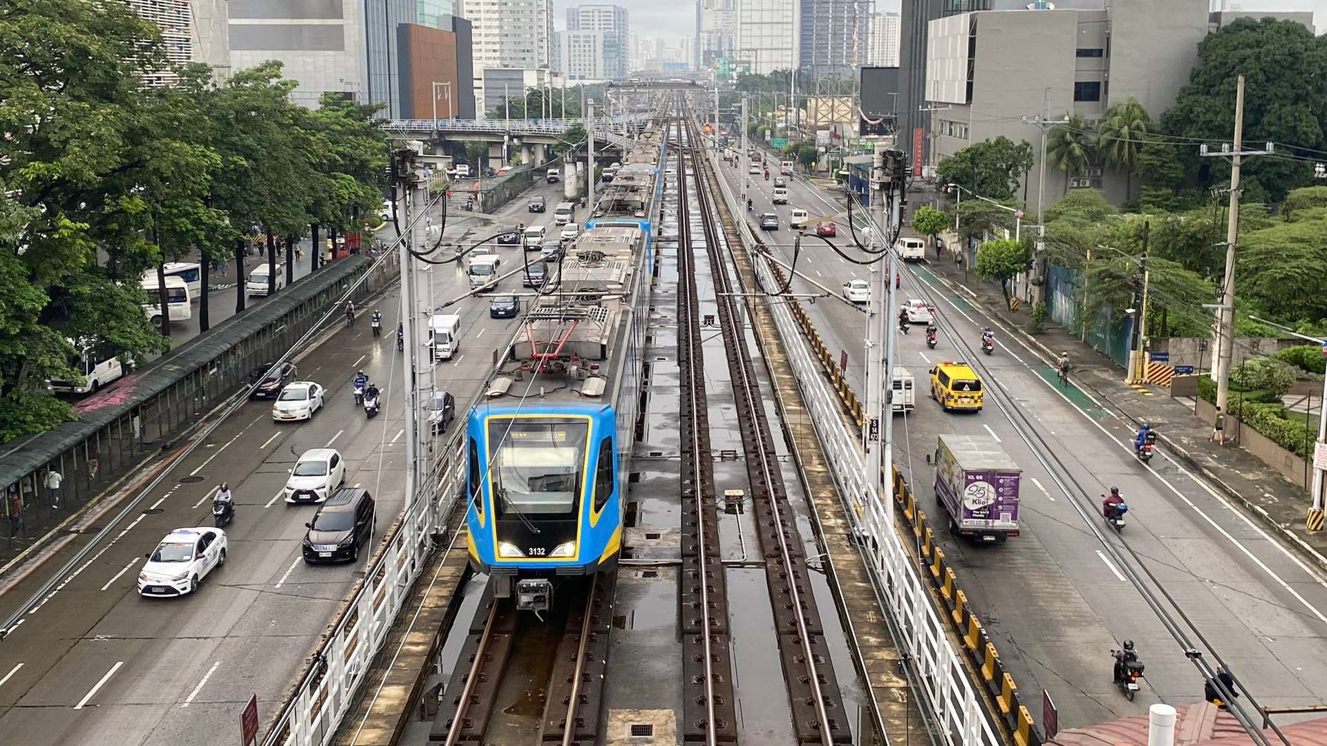 4-car Dalian train up and running along MRT-3