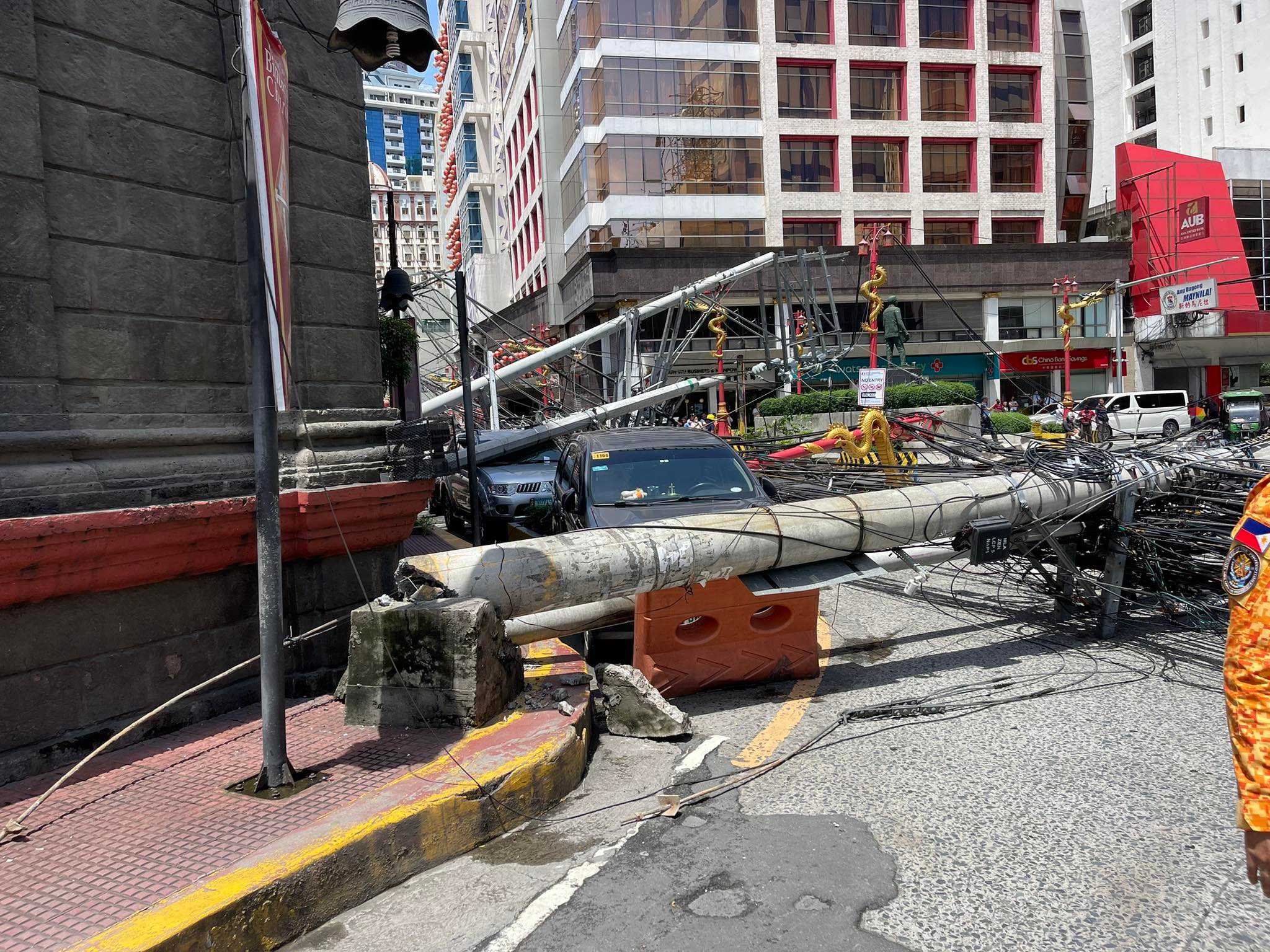 7 Meralco posts collapse in Binondo; 3 individuals injured