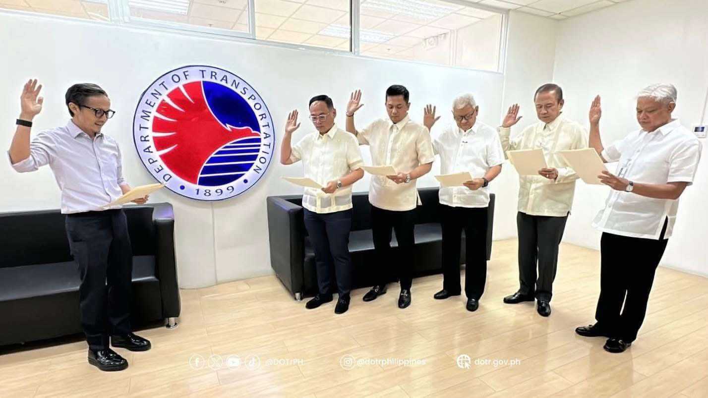 8 newly-appointed DOTr officials take oath of office