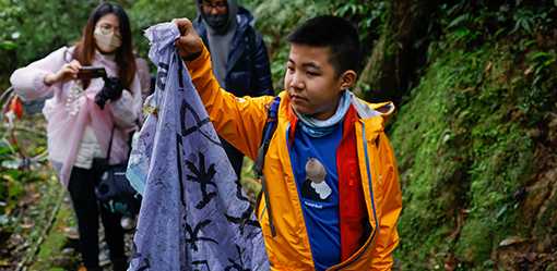 After Taiwan's striking lantern festival, school kids help clean up the mess