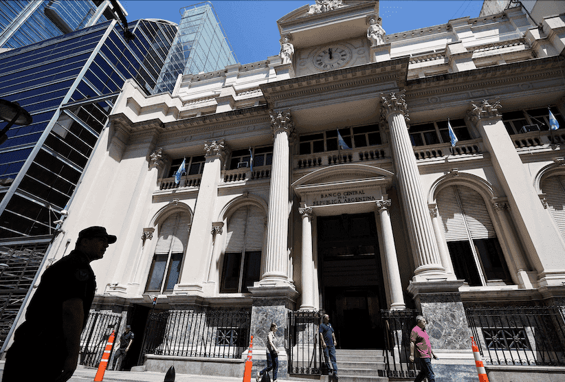 Argentina seals $20 billion IMF deal, tears down currency controls