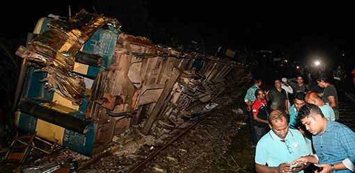 Bangladesh trains collide, killing 17, wounding scores -police