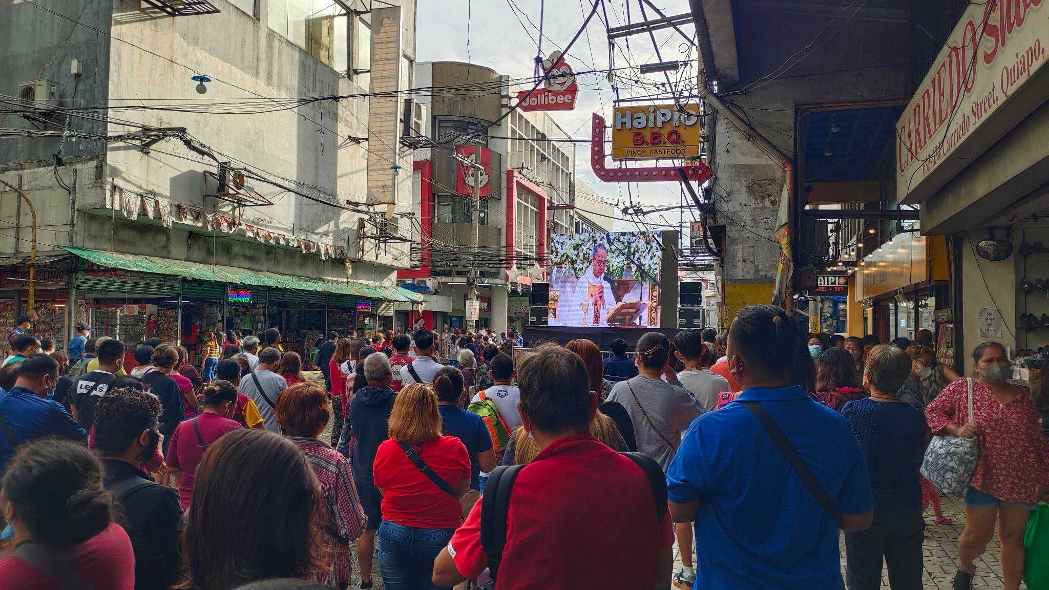 Black Nazarene devotees flock to Quiapo Church