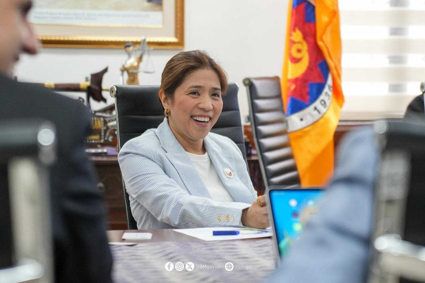 DBM: Gov't employees to receive midyear bonus