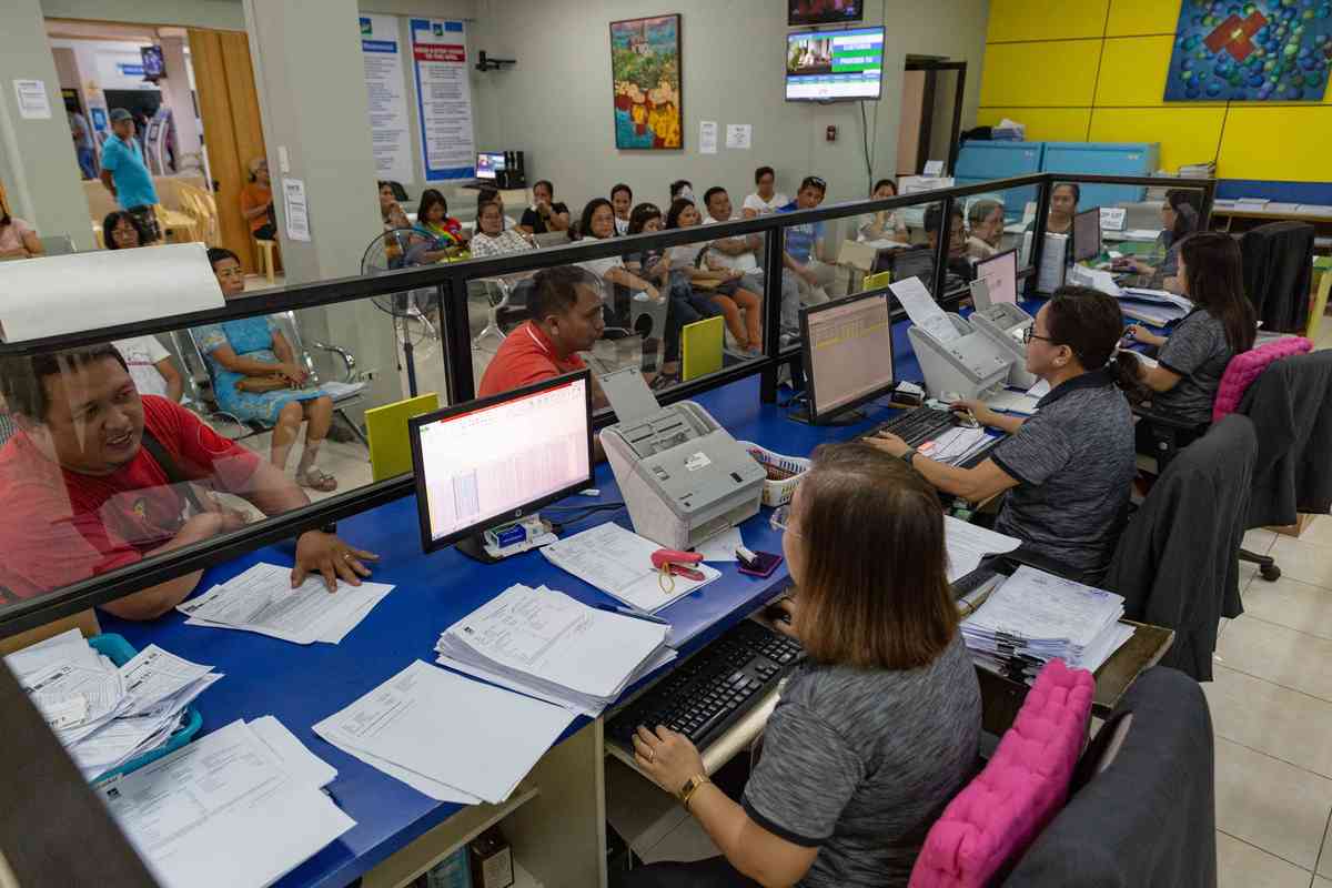 DBM: Gov't employees to receive midyear bonus starting May 15