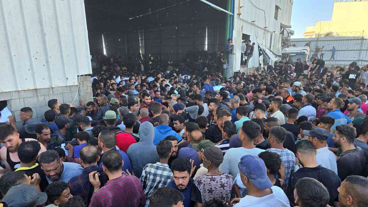 Deadly break in at UN warehouse as aid trickles into Gaza