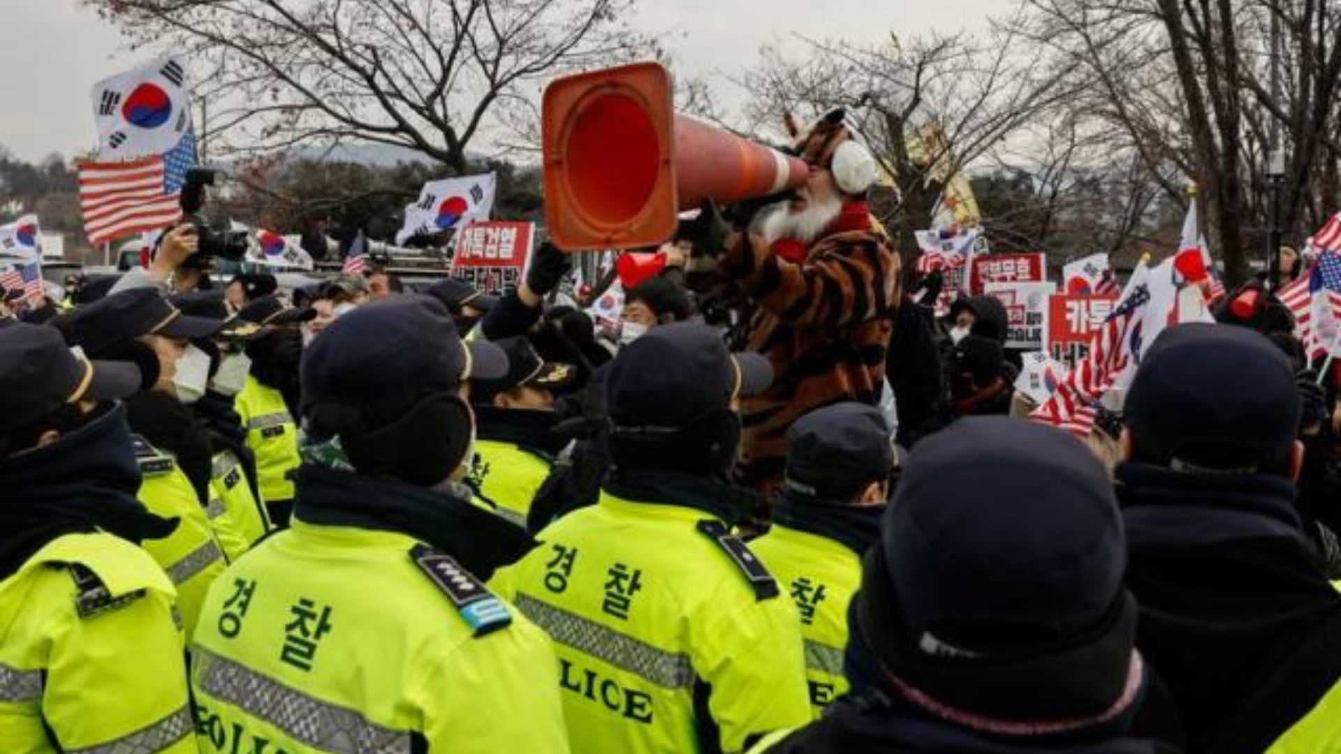 Detained South Korea's Yoon refuses questioning, challenges arrest
