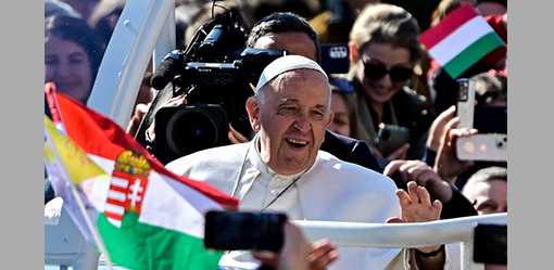 Don't shut door on foreigners, migrants, Pope Francis says in Hungary