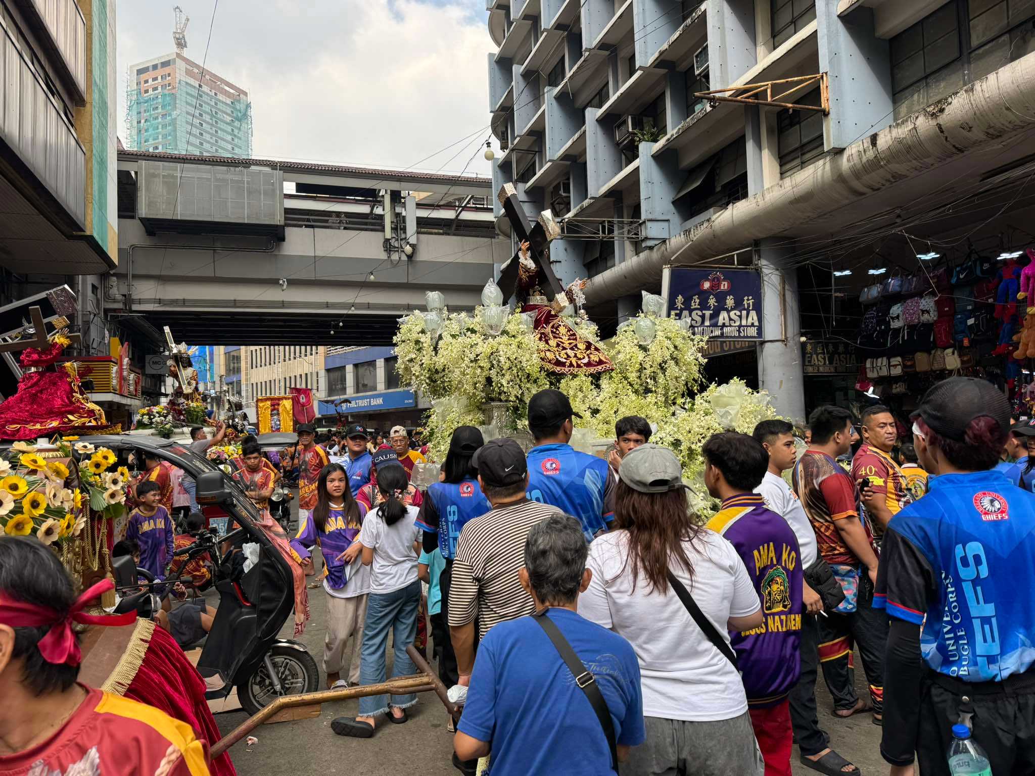 Early devotees gather at Quiapo Church for the blessing of Jesus Nazareno replicas