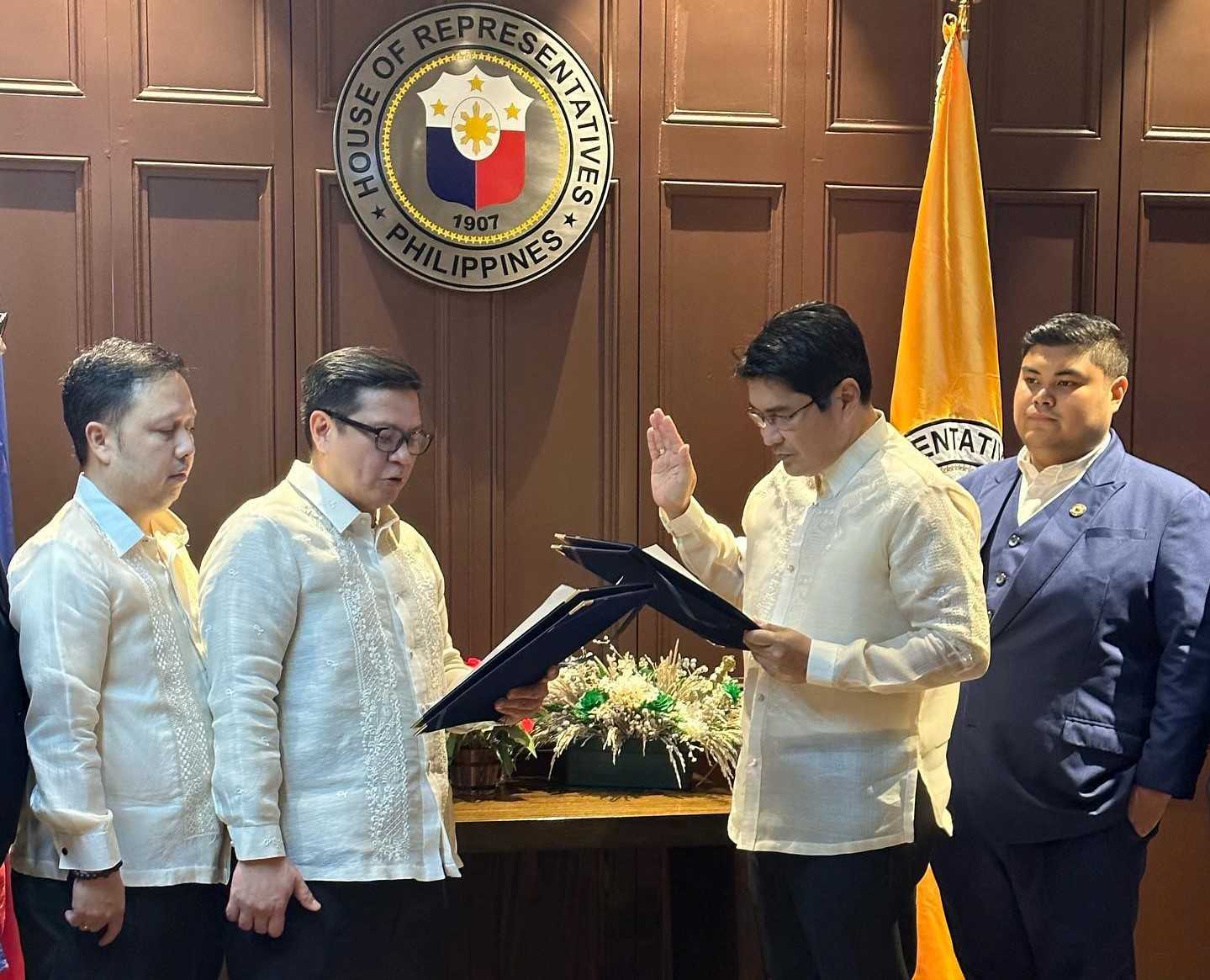 Erwin Tulfo takes oath as ACT-CIS party-list representative