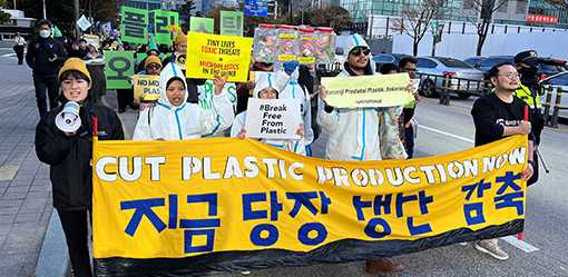 Green activists in S. Korea demand tough action on plastic waste at UN talks
