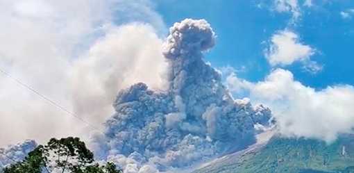 Indonesia's Merapi volcano erupts, spews hot cloud
