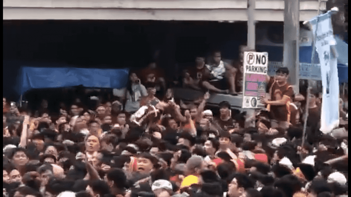 Devotee fainted, carried by sea of crowd amidst Traslacion 2024