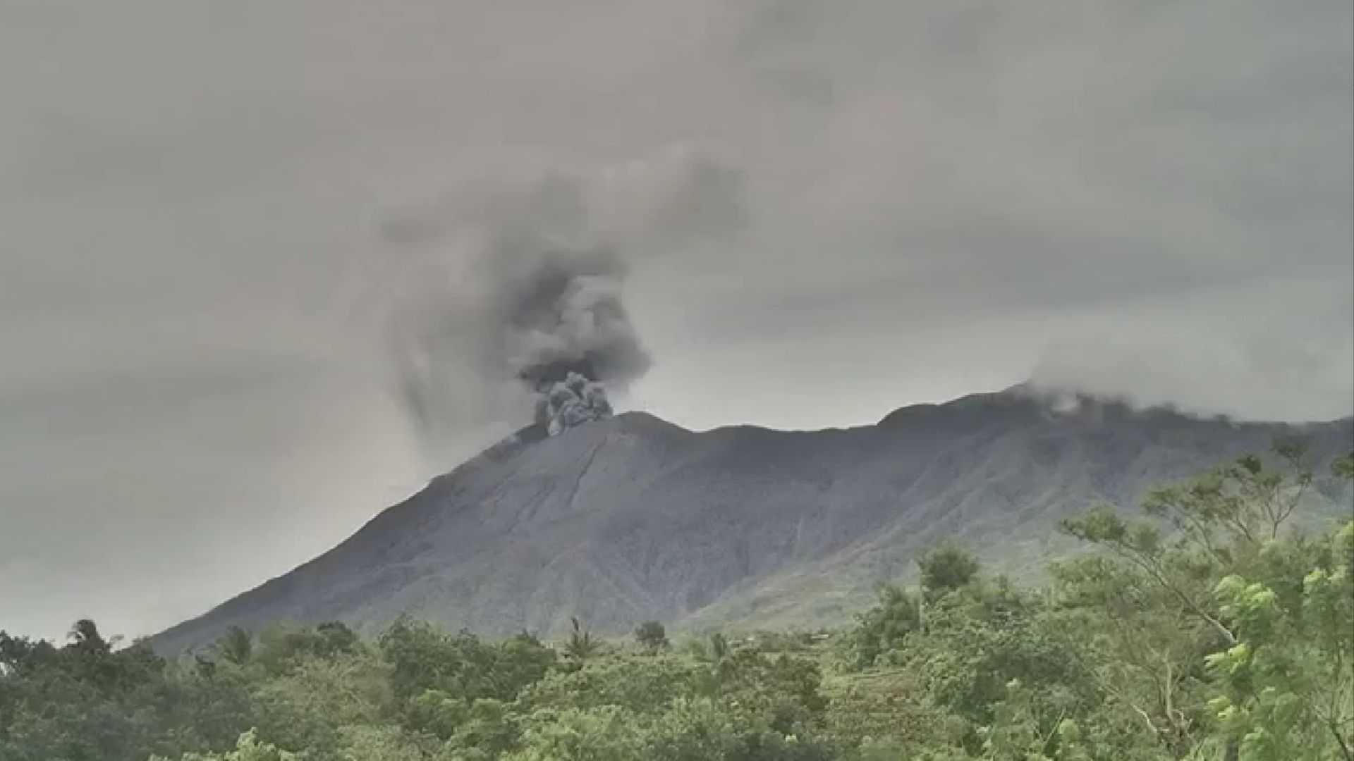 Kanlaon volcano emits dark ash