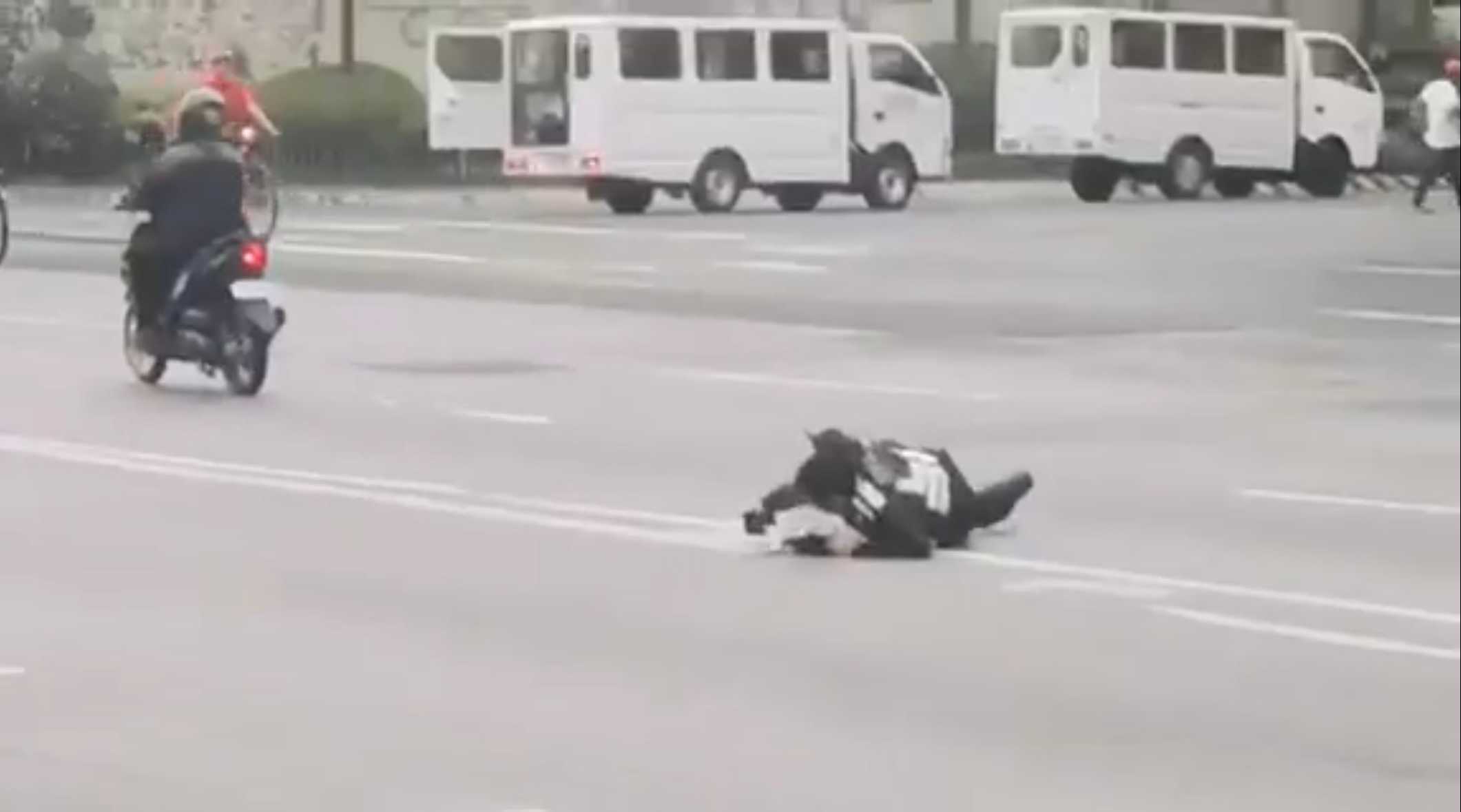 Lady enforcer, cyclist hurt after being hit by motor rider who attempted to escape on EDSA Busway