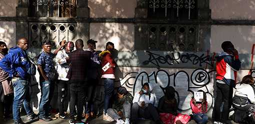 Latin American migrants holding informal jobs hamper their integration - report