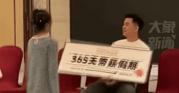 LOOK: Employee receives 365 days paid leave during company annual dinner