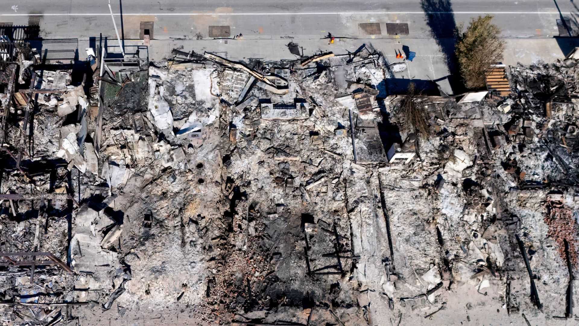 Los Angeles evacuees told to stay away from home at least another week