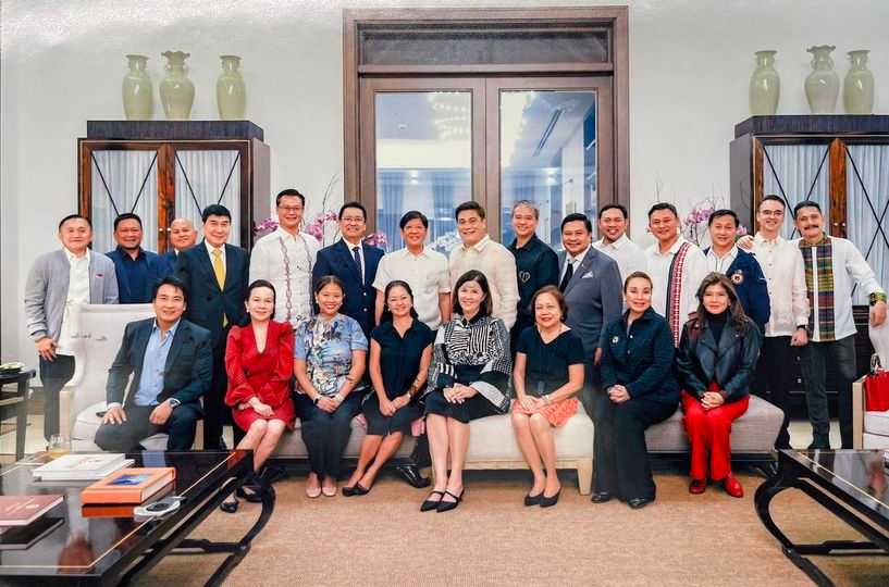 Marcos meets Senators in a dinner at Malacañang