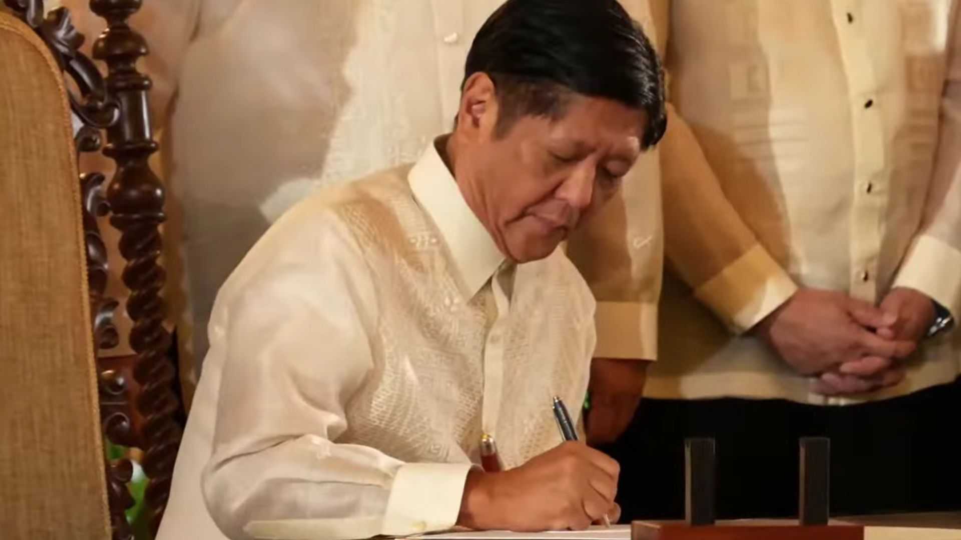 Marcos signs laws on RTL amendment, VAT refund for tourists, expansion of mental health programs in schools